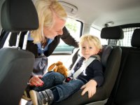 Оставить ребенка в машине – дешевле, чем возить без кресла?