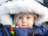 Не перегреть и не заморозить: как одеть ребенка на зимней прогулке