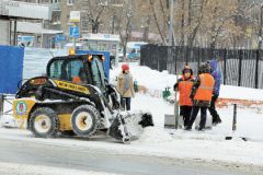 Зеленовато-жёлтый снег завалил улицы в Свердловской области
